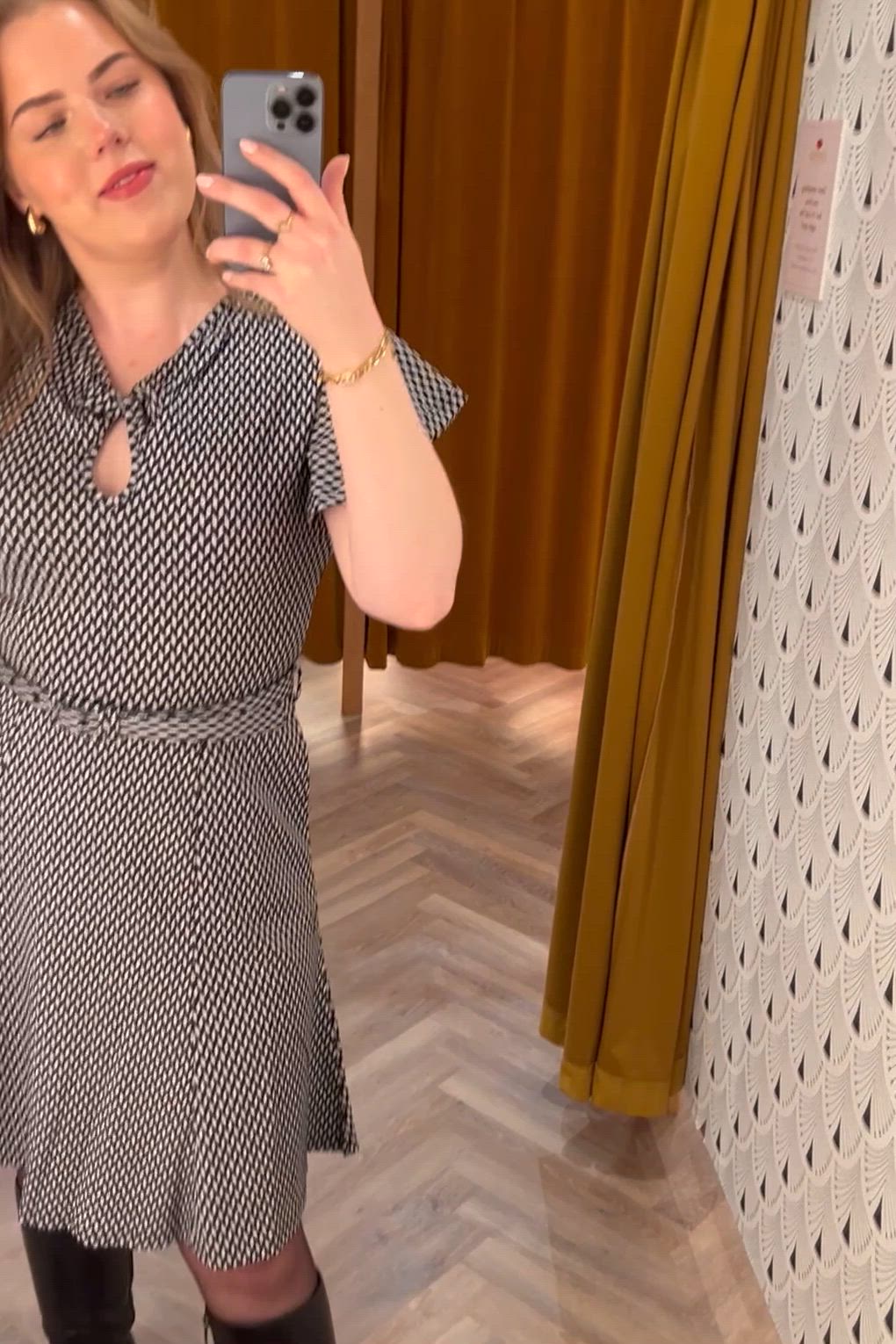 Vixen - Front Twist Flutter Sleeve jurk in zwart en wit 2