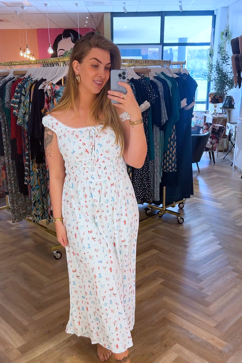 Glamorous - Millie Floral Midaxi-Kleid in Weiß. 4