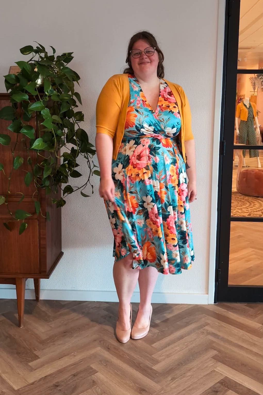 Vintage Chic for Topvintage - Layla Floral overslag swing jurk in turquoise en multi 4
