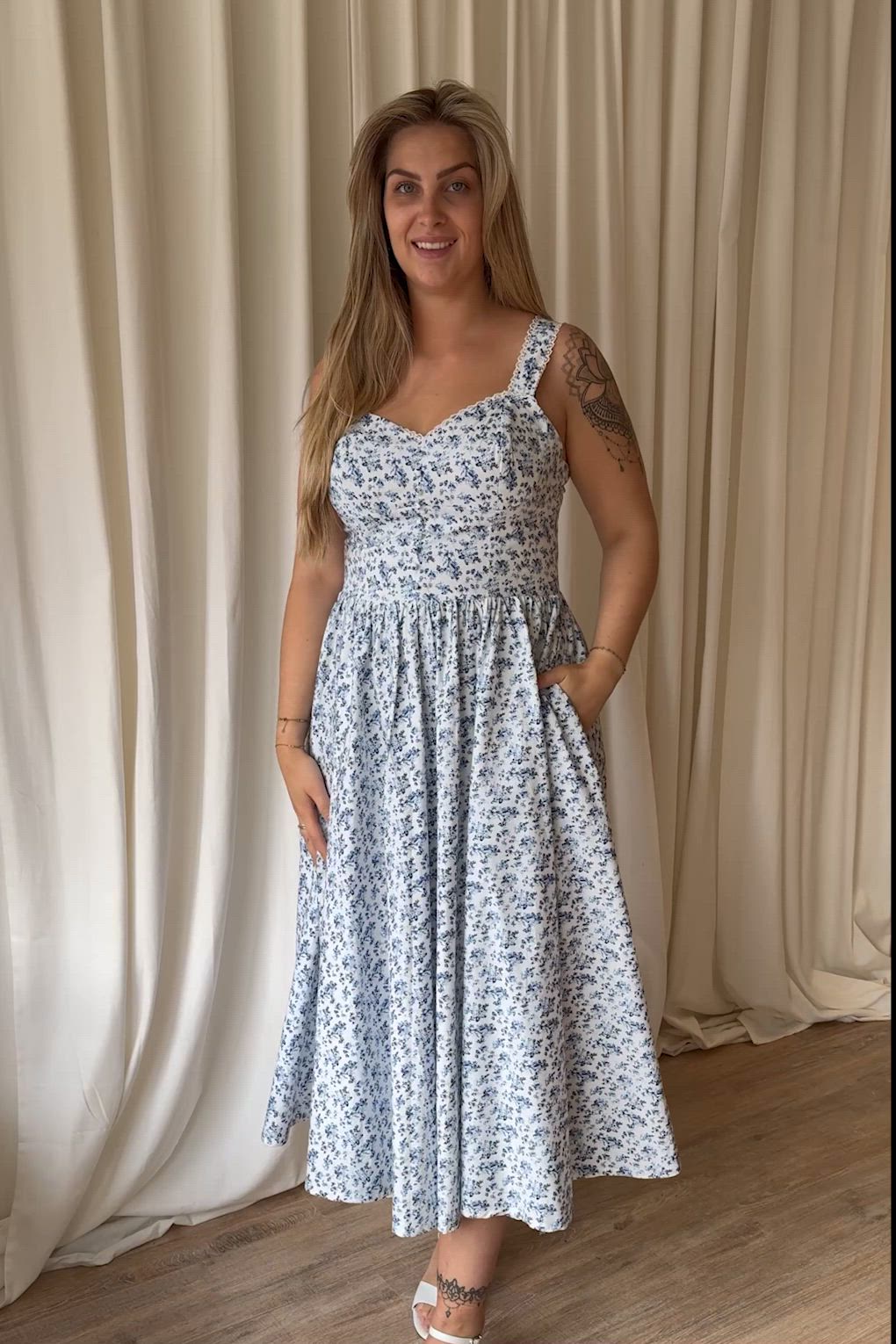 Timeless - Bryson Floral midi jurk in wit en blauw 2