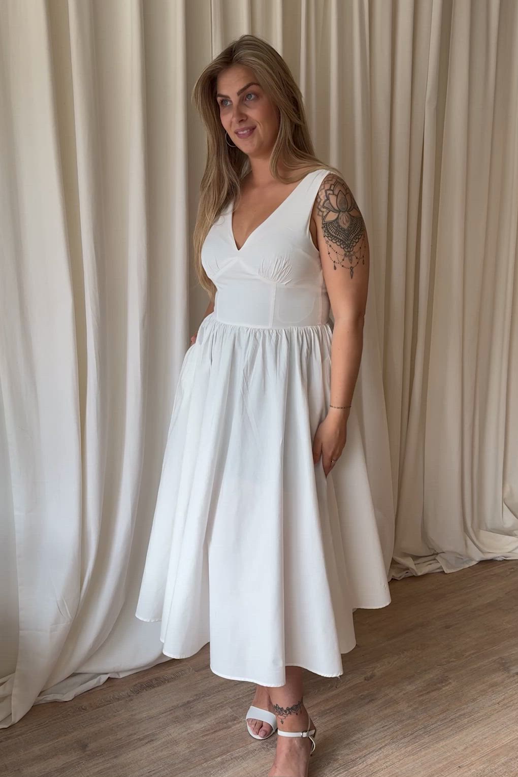 Timeless - Lysandra midi jurk in wit 2