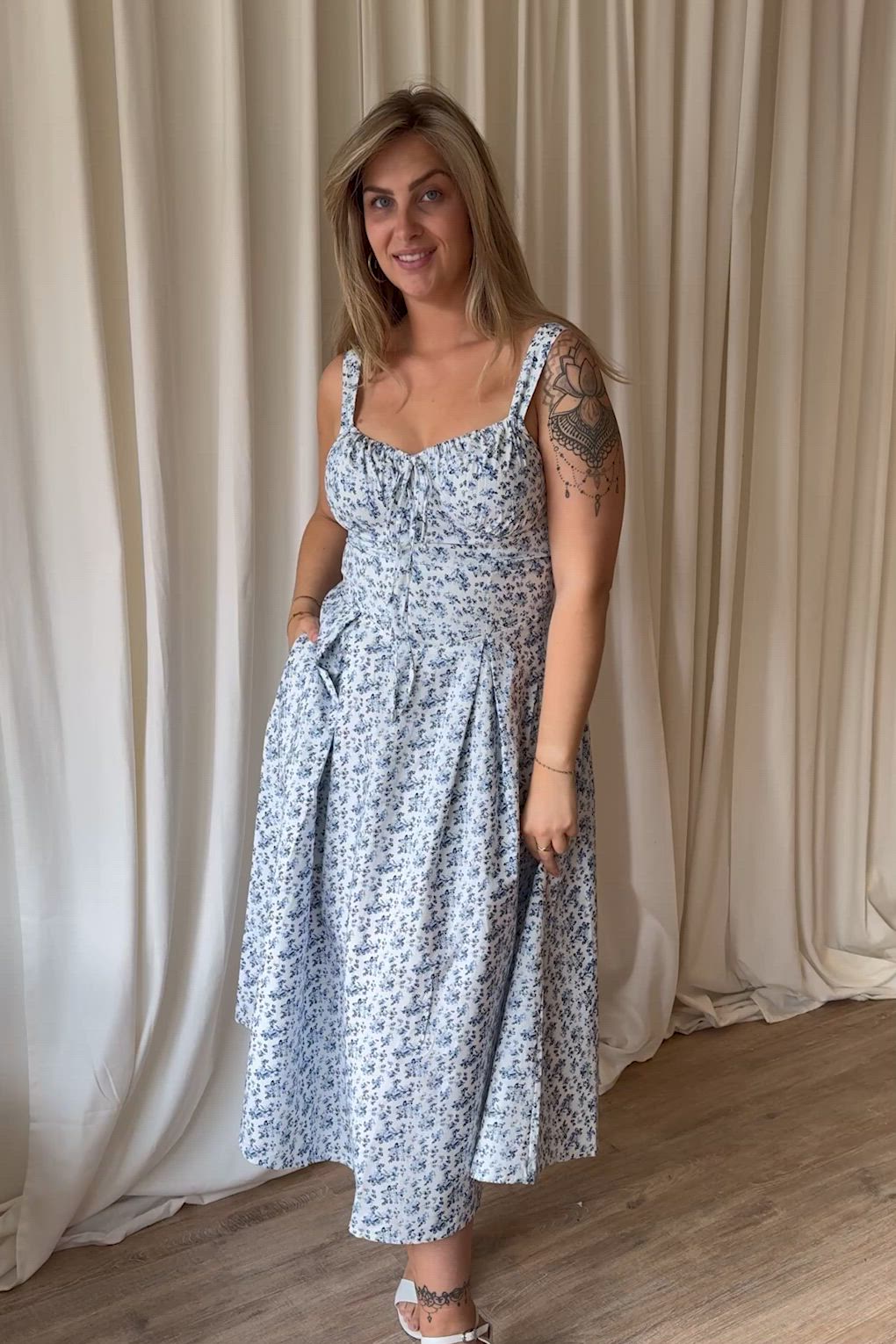 Timeless - Saira Floral jurk in wit en blauw 2