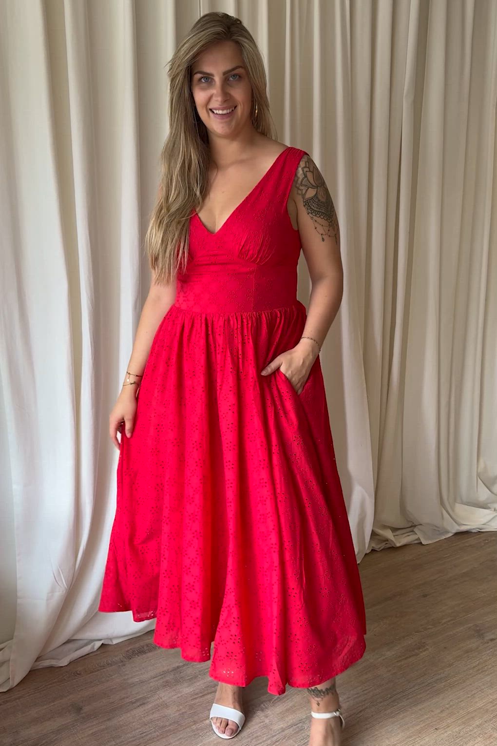 Timeless - Lysandra broderie anglaise midi jurk in lippenstift rood 2