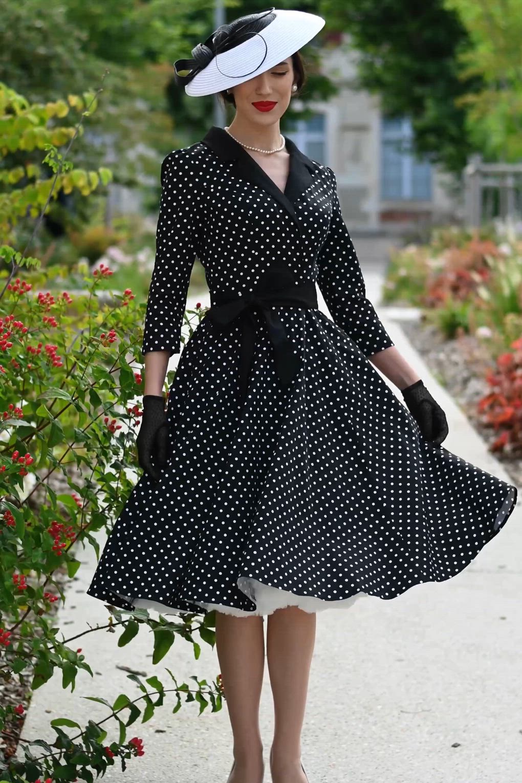 Hearts & Roses - Dotty Darling polkadot swing jurk in zwart 3