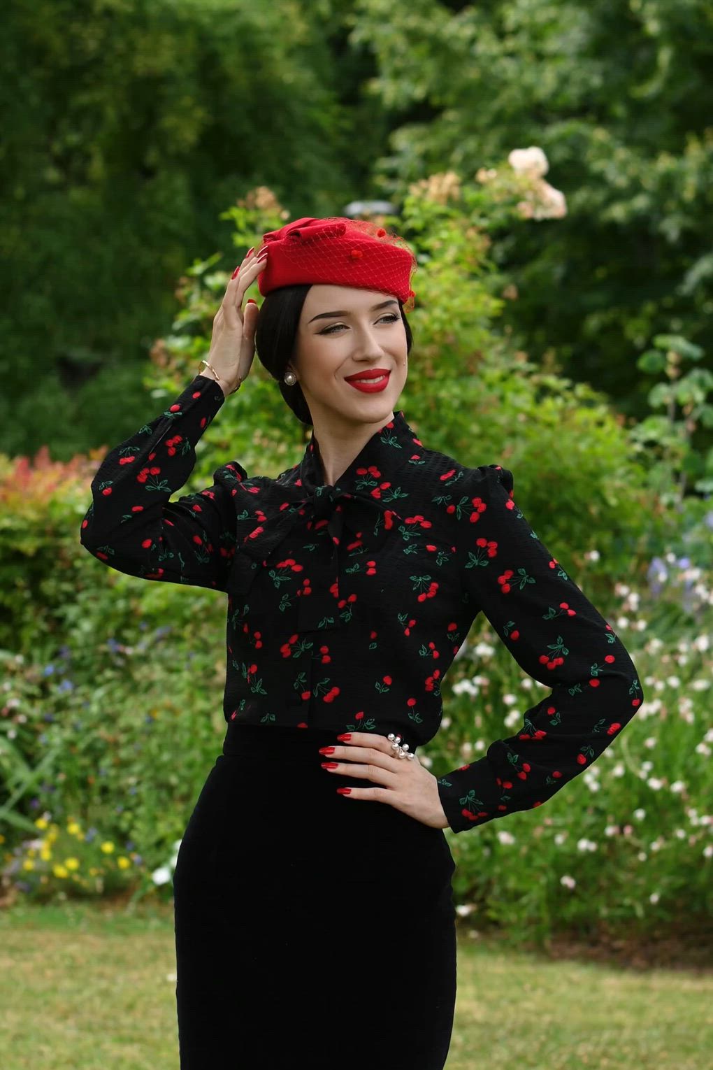 Hearts & Roses - Cherry Kiss blouse in zwart 3