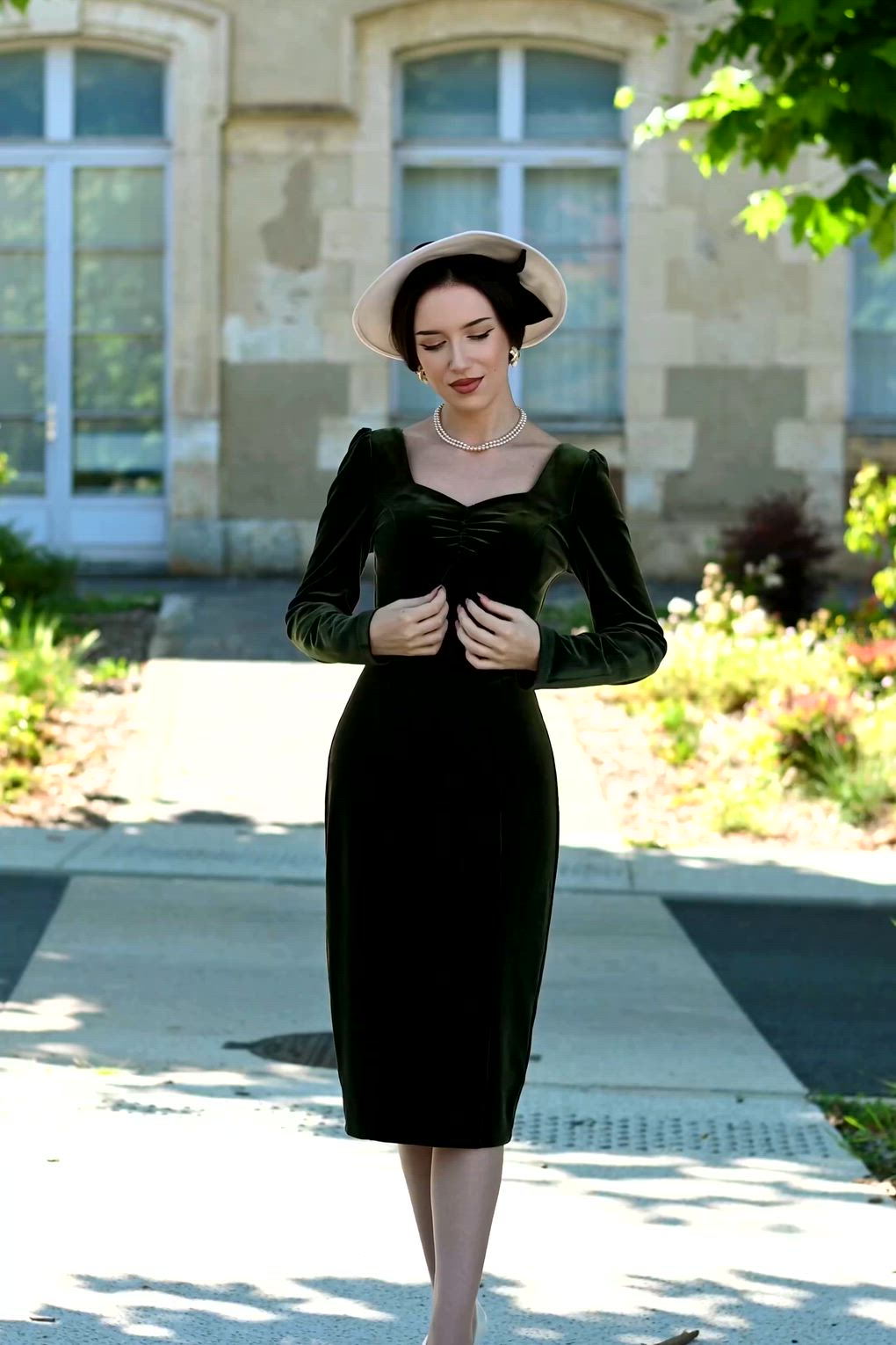 Hearts & Roses - Carmen Velvet Wiggle jurk in donkergroen 3