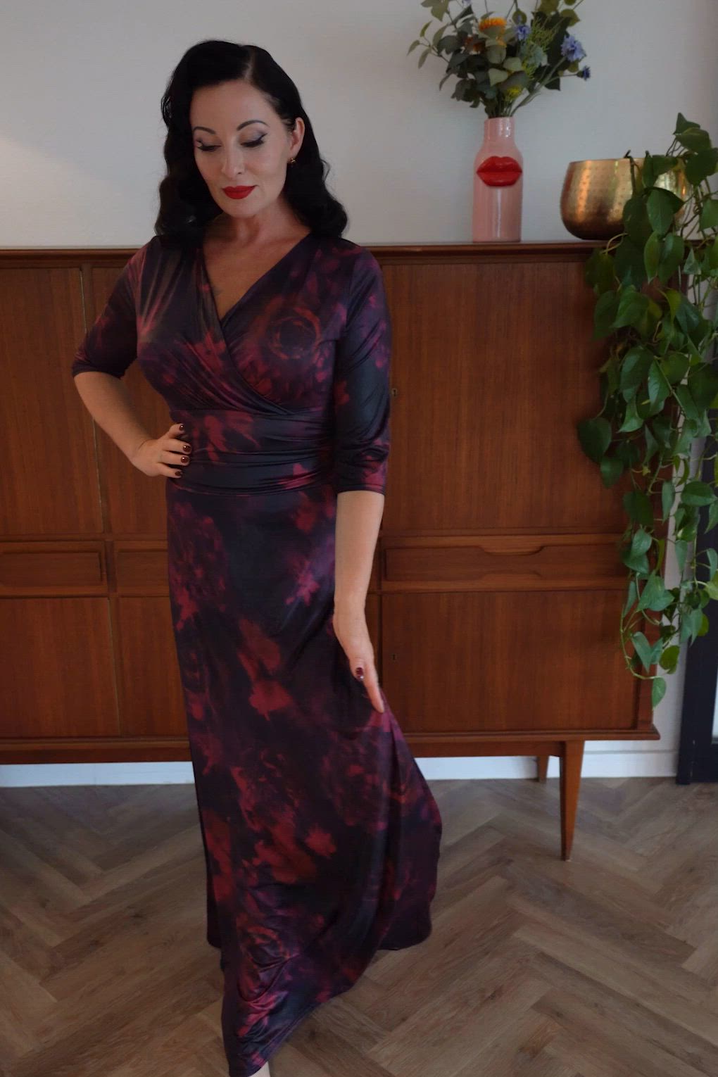 Vintage Chic for Topvintage - Topvintage exclusive ~ Vivian Faded Flower maxi jurk in zwart en bordeauxrood 2