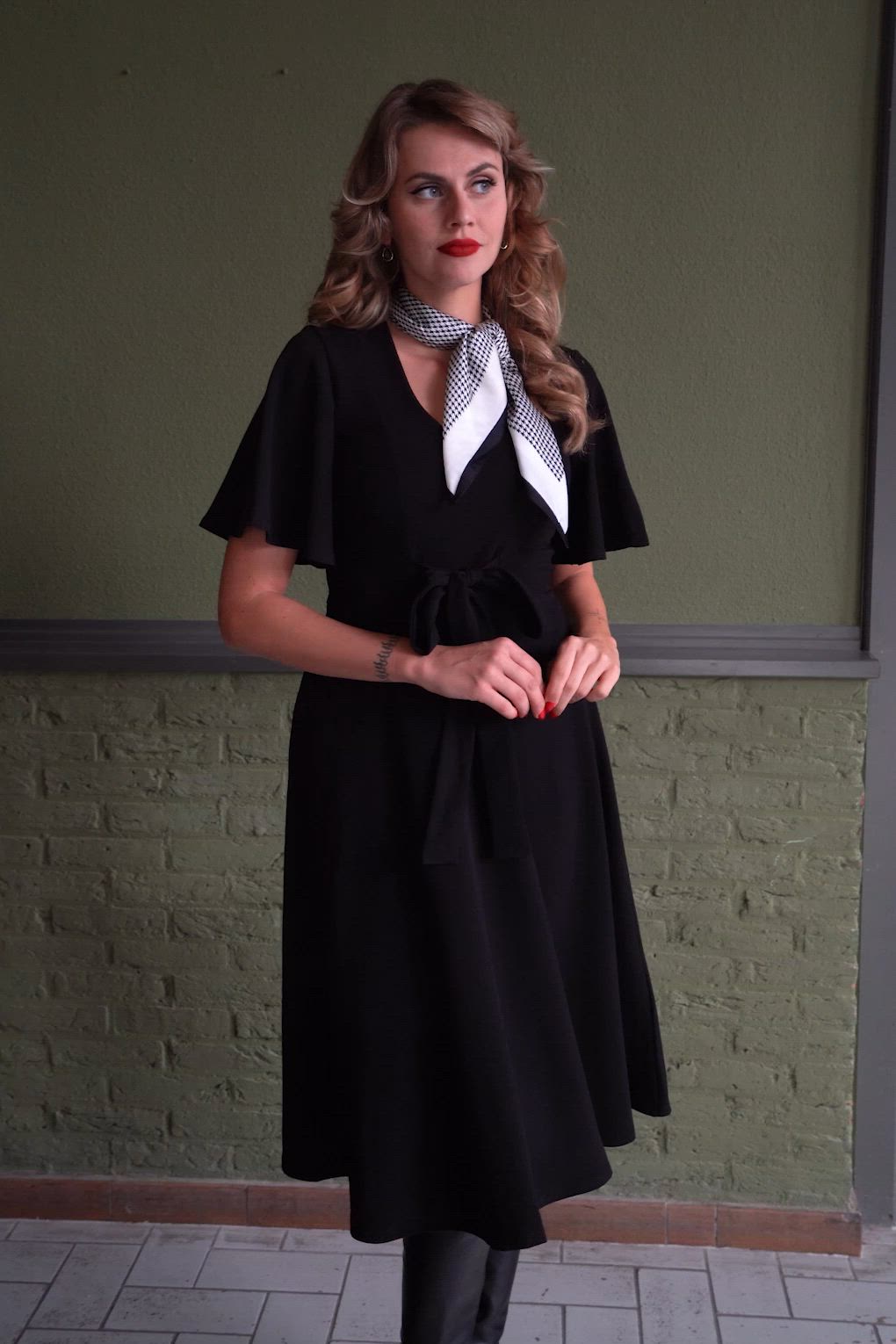 Vintage Chic for Topvintage - Topvintage exclusive ~ Brenda swing jurk met vlindermouwen in zwart 2