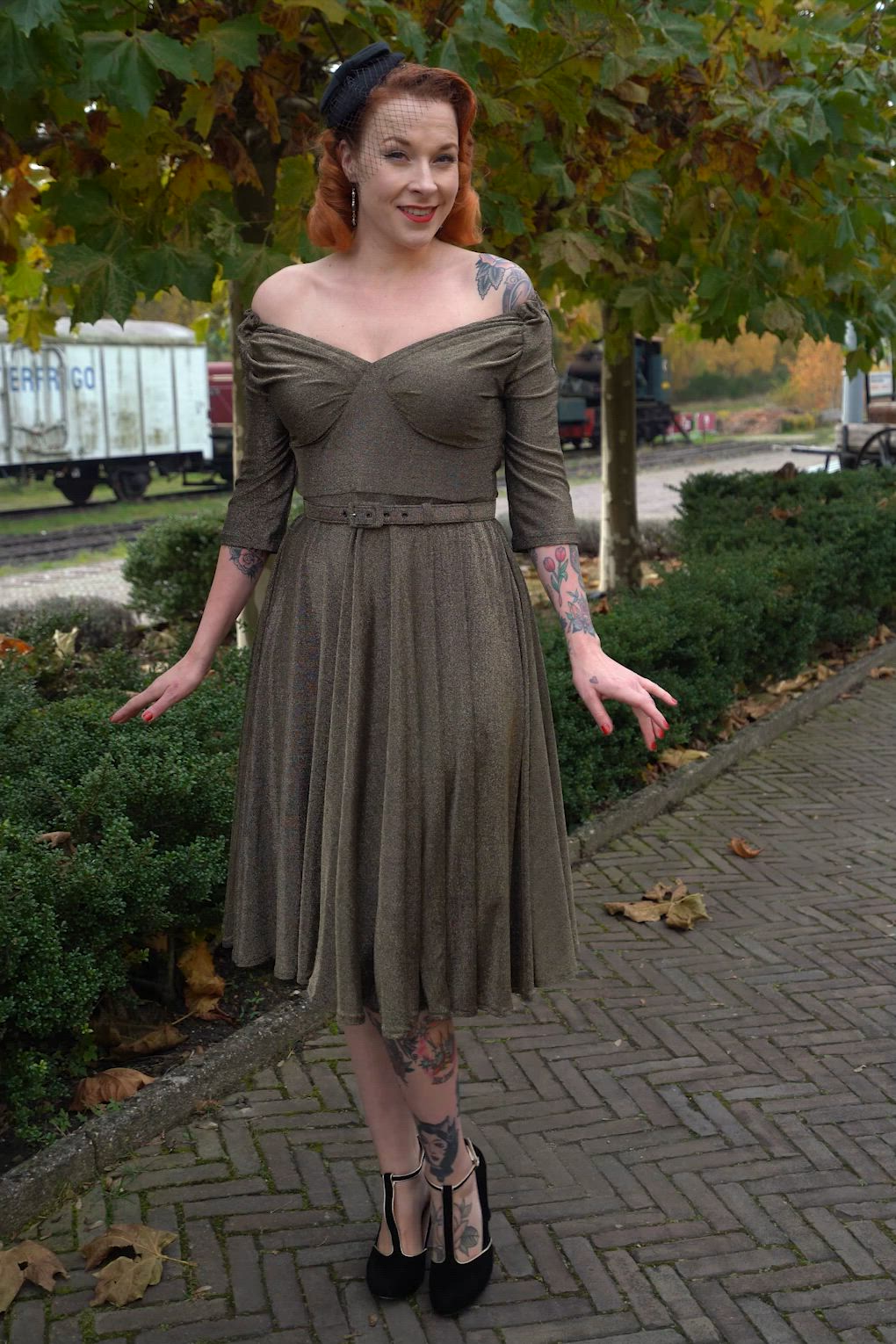 Glamour Bunny - Marilyn Glitter swing jurk in donkergoud 3