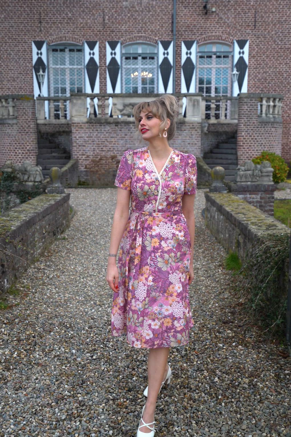 Very Cherry - Magnolia Mucha Flowers Plumeti midi jurk in roze 3