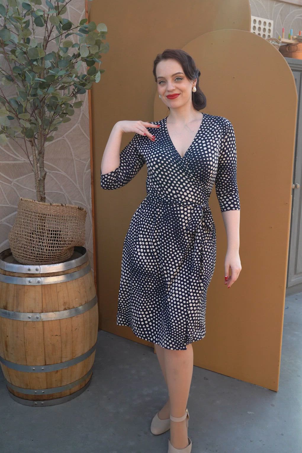 Vintage Chic for Topvintage - Topvintage exclusive ~ Lola Dot wikkeljurk in marineblauw en gebroken wit 3