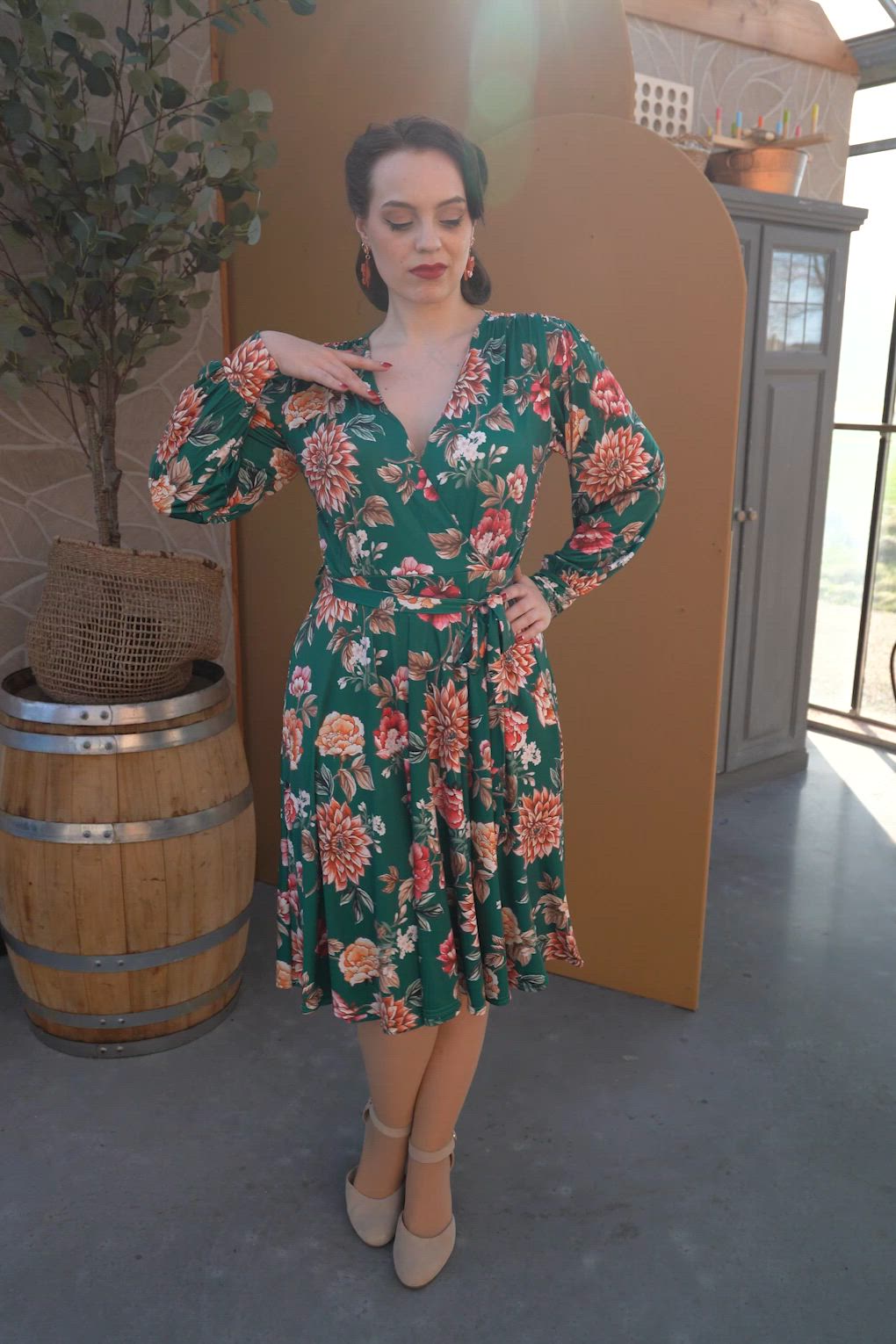 Vintage Chic for Topvintage - Topvintage exclusive ~ Blooming Belle slinky swing jurk in groen en multi 2