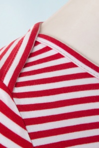 Collectif Clothing - Martina Dünn gestreiftes T-Shirt mit U-Boot-Ausschnitt in Rot 5