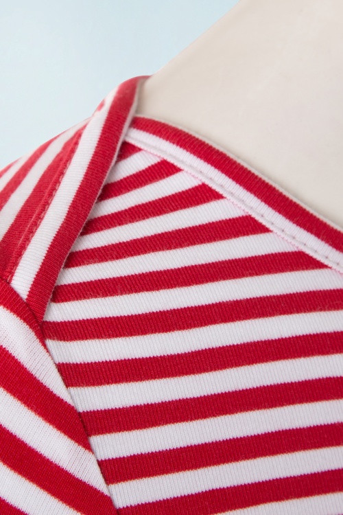 Collectif Clothing - Martina Dünn gestreiftes T-Shirt mit U-Boot-Ausschnitt in Rot 5