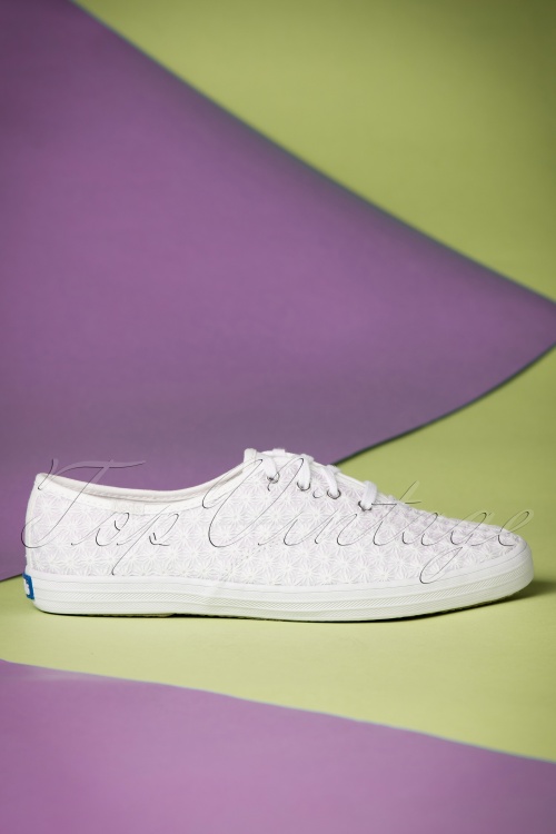 Keds - Champion Mini Daisy Embroidered Sneakers Années 50 en Blanc 3