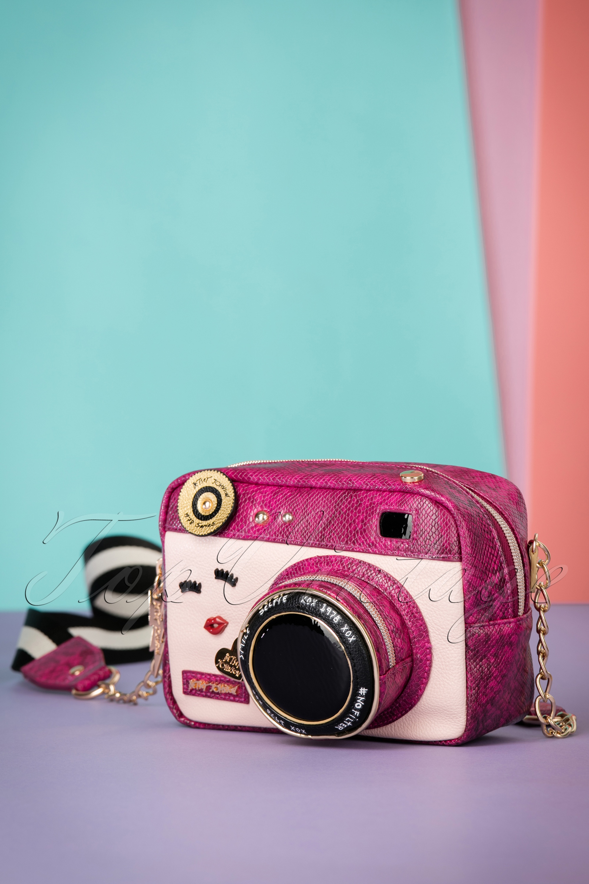 Betsey Johnson 60s Kitsch Close Up Camera Bag in Pink Shop at Topvintage