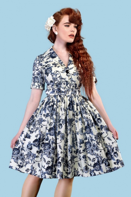 Collectif Clothing - Janet Toile Floral Shirt Dress Années 50 en Blanc et Bleu 3