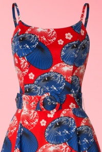Collectif Clothing - Lilly Japanisches Sonnenschirm-Swing-Kleid in Rot und Blau 4