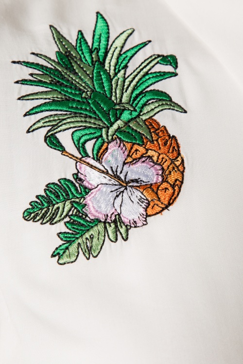 Collectif Clothing -  Sammy Pineapple Hibiscus Tie Blouse Années 50 en Blanc 4