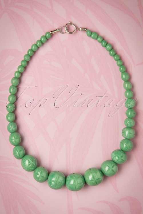 Splendette - TopVintage Exclusive ~ Luna Carved Pearl Necklace Années 20 en Vert Clair