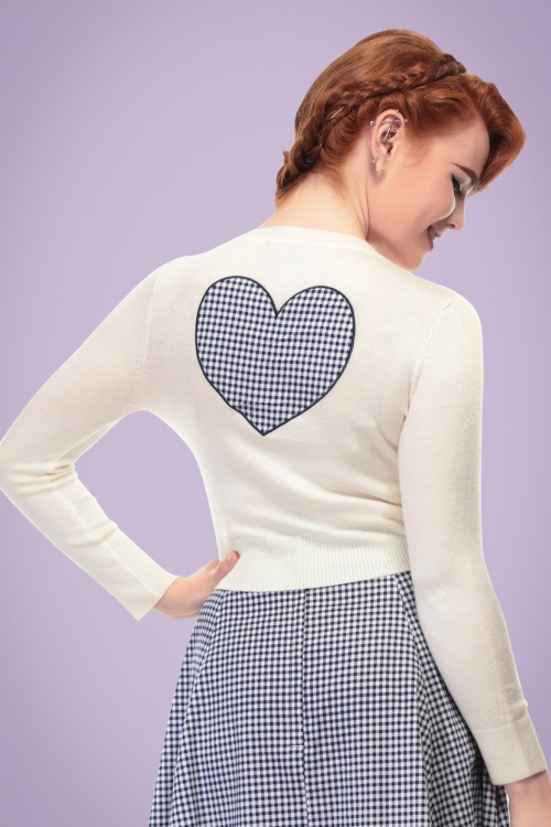 Collectif Clothing - Jessie Gingham Heart Cardigan in Elfenbein und Marineblau