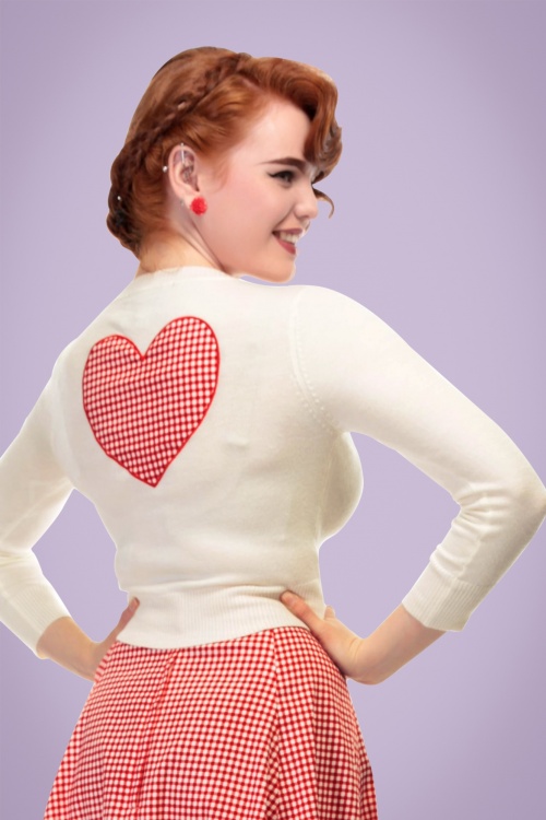 Collectif Clothing - Jessie Gingham Heart Cardigan in Elfenbein und Rot 2