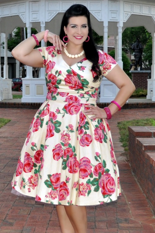 Lady Voluptuous by Lady Vintage - 50s Ursula Roses Swing Dress in Cream and Pink 3