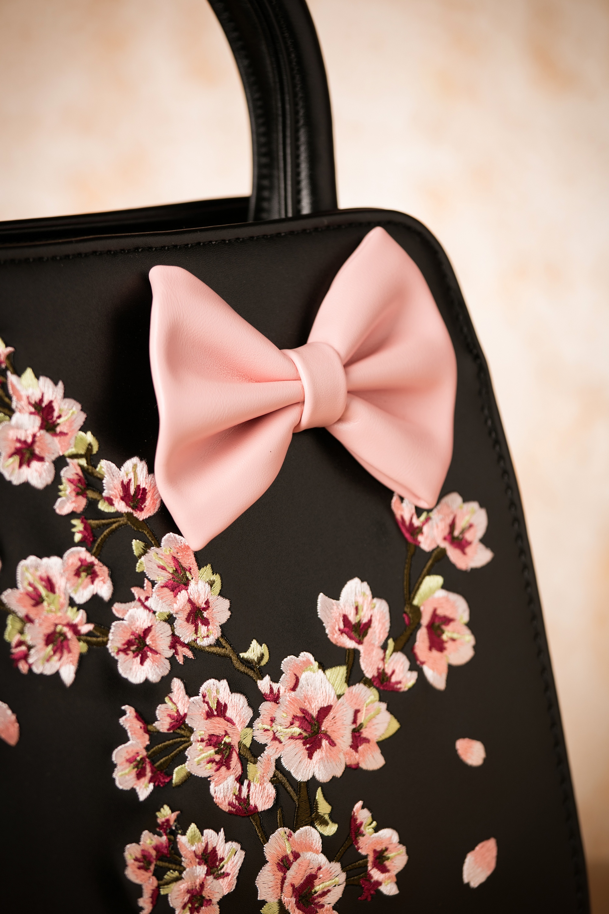 Banned Retro - Carla Blossom Bow handtas in zwart en roze 3