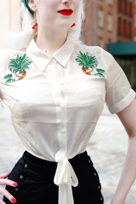 Collectif Clothing -  Sammy Pineapple Hibiscus Tie Blouse Années 50 en Blanc 2