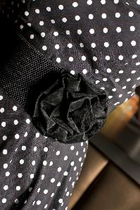 Collectif Clothing - Elastischer Taillengürtel mit Samtrose in Schwarz 3