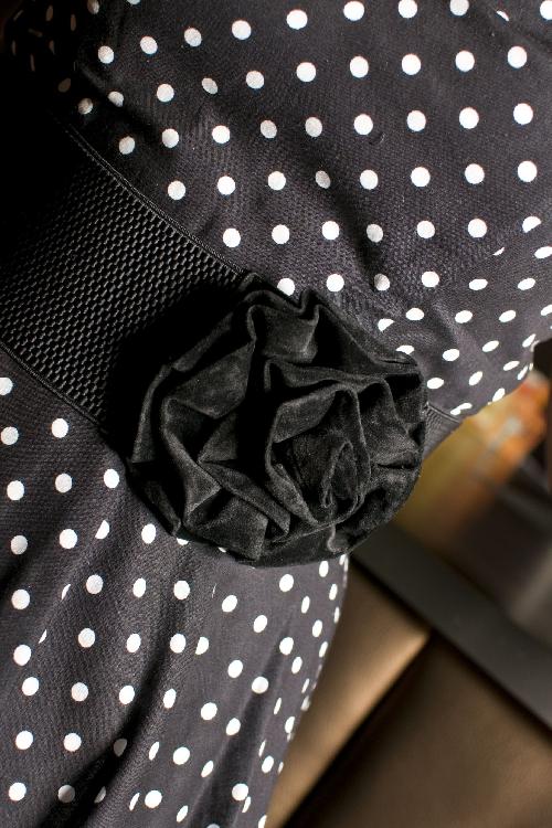 Collectif Clothing - Elastischer Taillengürtel mit Samtrose in Schwarz 3