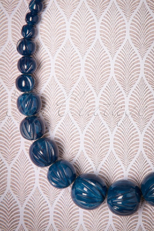 Splendette - TopVintage Exclusive ~ Luna Carved Pearl Necklace Années 20 en Bleu Marine 3