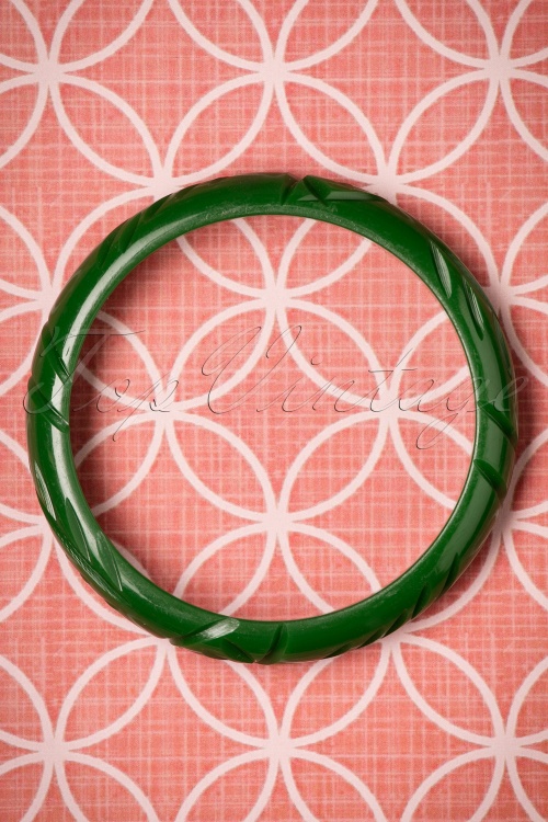 The Pink Bungaloo Carved slim bangle green 310 40 23891 12122017 003W