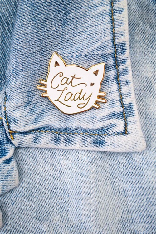 Little Arrow - Cat Lady vergulde emaille pin in wit