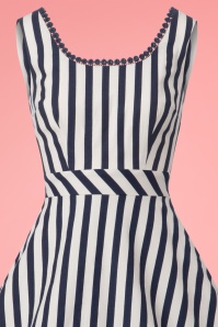 Collectif Clothing - Lucille Gestreiftes Swing-Kleid in Navy und Weiß 3