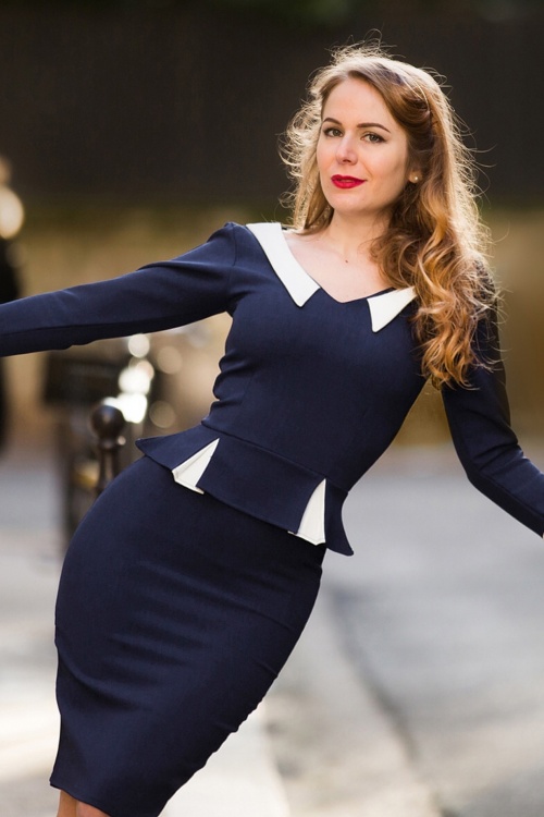 Vintage Chic for Topvintage - 50s Gladys Peplum Pencil Dress in Navy and Ivory