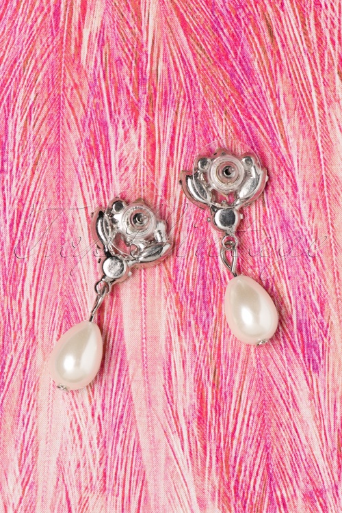 Lovely - Margaret Crystal Pearl Drop Earrings Années 50 en Beige 3