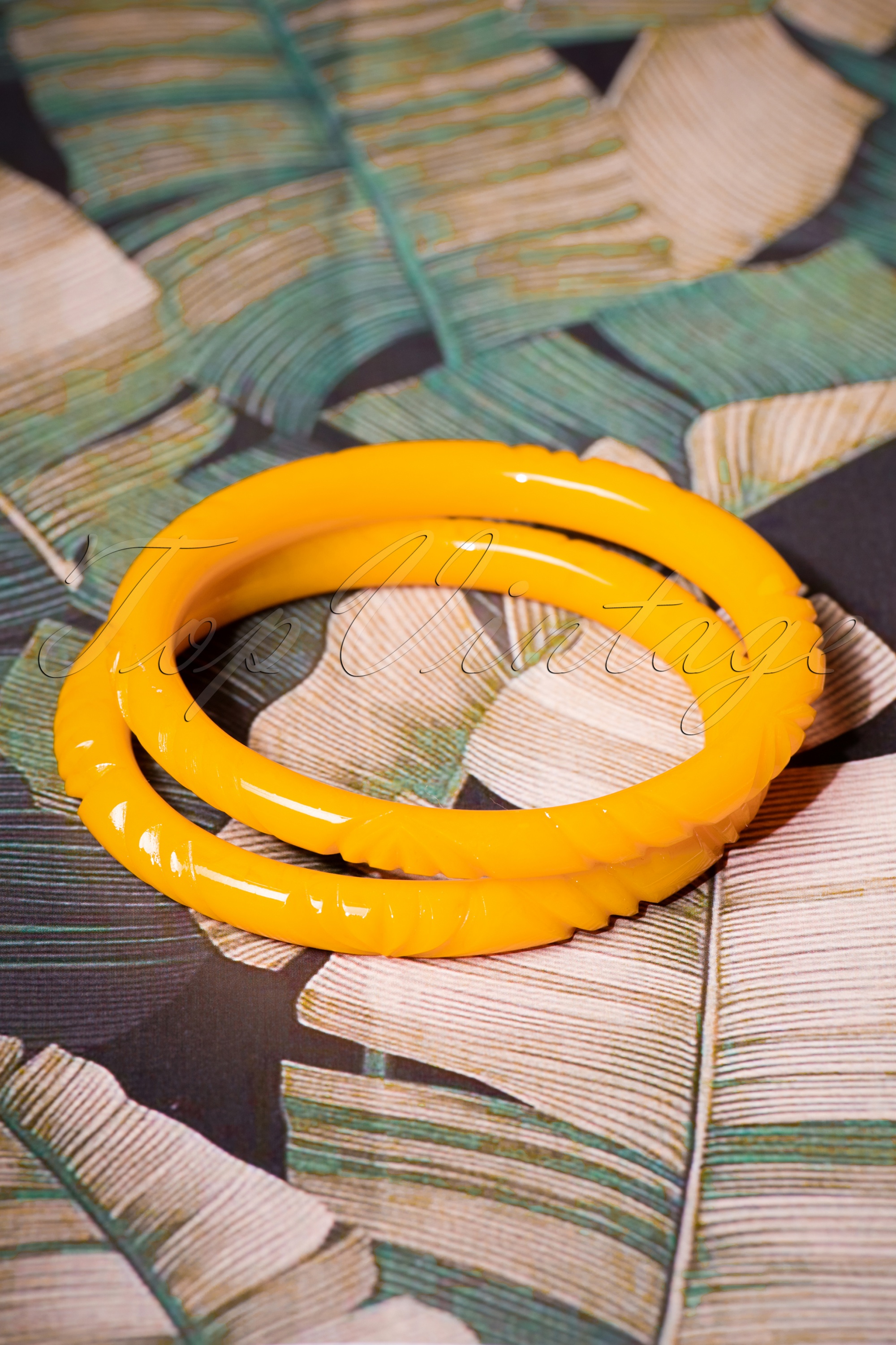 Splendette - TopVintage Exclusief ~ Smalle Yolk Heavy Carve Bangles Set in geel