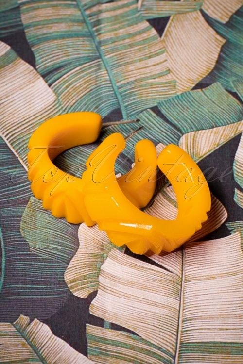 Splendette - TopVintage Exclusief ~ Yolk Heavy Carve Hoop Oorbellen in geel