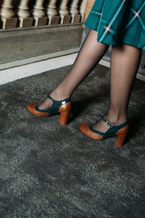 La Veintinueve - 60s Ada Leather T-Strap Pumps in Green and Brown 4