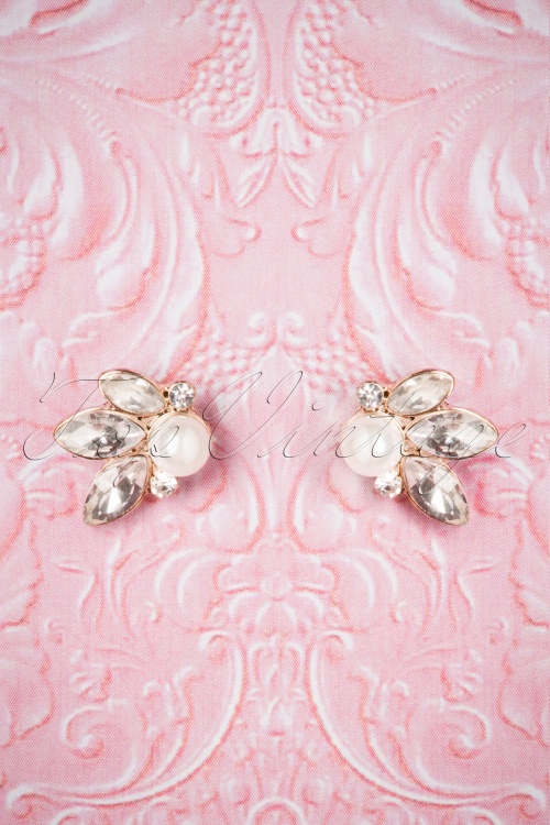 Lovely - 50s Leaf and Pearl Stud Earrings in Gold