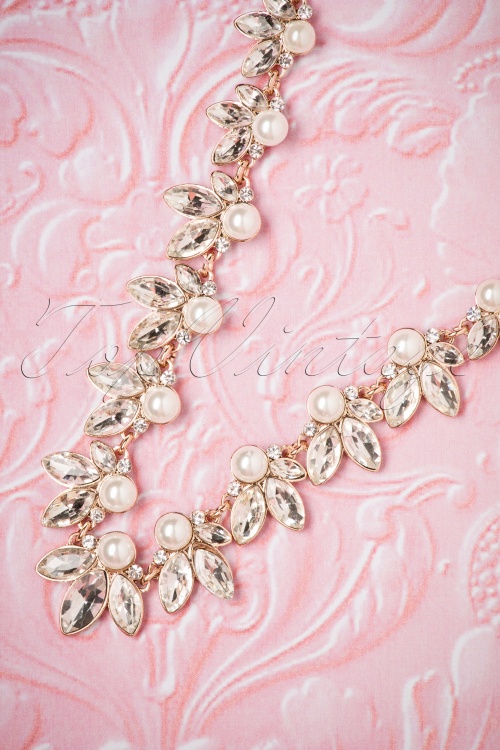 Lovely - 50s Leaf and Pearl Necklace in Gold 3