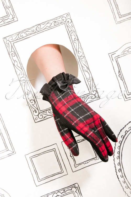 Amici - 50s Cavan Tartan Gloves in Black and Red 2