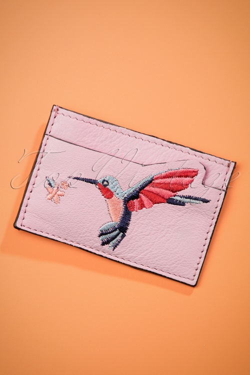 Louche - Haselnussbrauner Kolibri-Kartenhalter aus Leder in Flieder