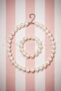 Darling Divine - 50s Betty Big Pearl Necklace in Cream 4