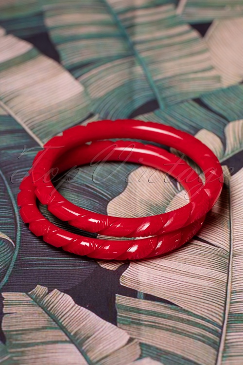 Splendette - TopVintage Exclusive ~ 40s Narrow Heavy Carve Bangles Set in Red