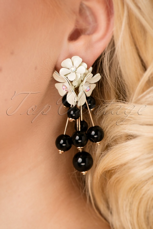 Louche - Lilo bloemen en kralen oorbellen in wit en zwart 2