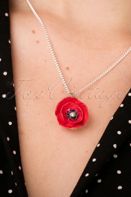 Hop Skip And Flutter - Porcelain Poppy Pendant Necklace Années 60 en Rouge