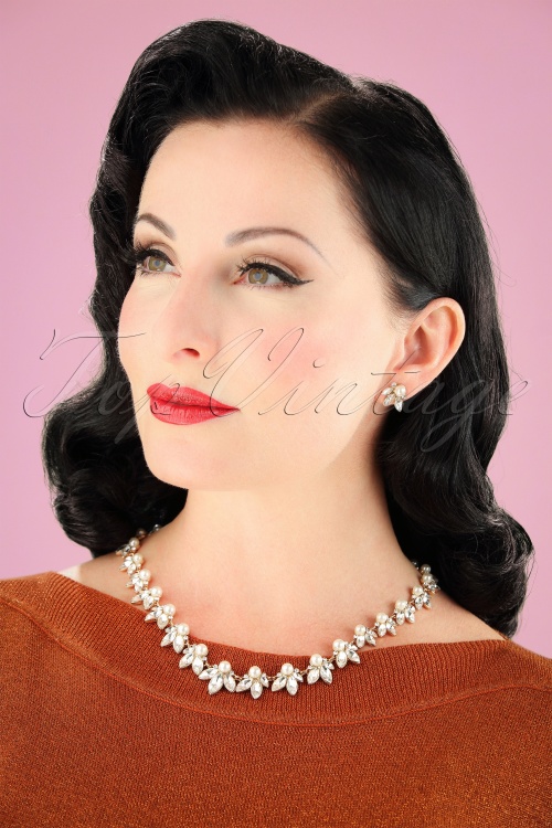 Lovely - 50s Leaf and Pearl Necklace in Gold 2