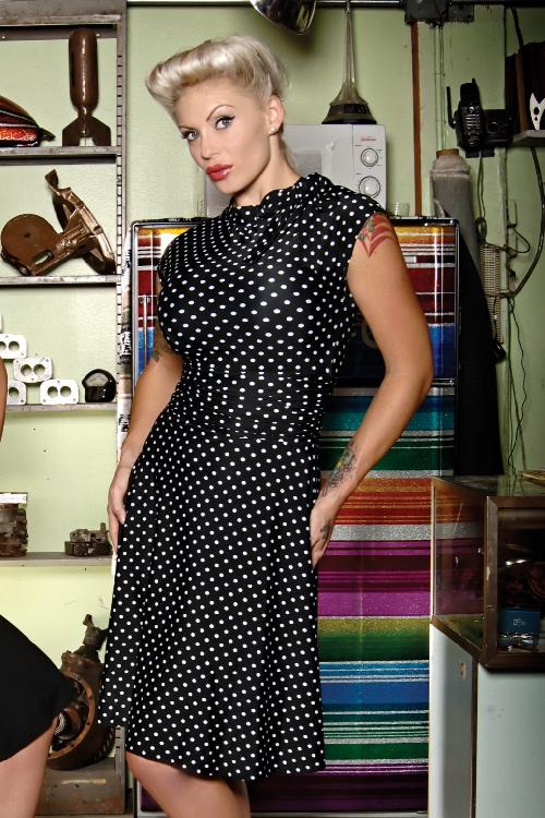 Retrolicious - Bridget bombshell-jurk met polkadots in zwart